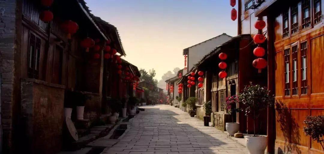 福建龙岩:路面结冰致百余车辆滞留,多部门紧急救援